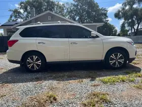 2017  Nissan Pathfinder - Image 10