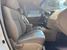 2017  Nissan Pathfinder - Image 17