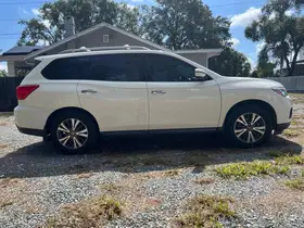 2017  Nissan Pathfinder - Image 4