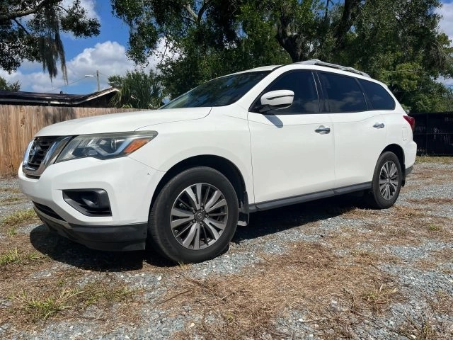 2017 Nissan Pathfinder  Pathfinder in front of Clock Tower Mall Used car business